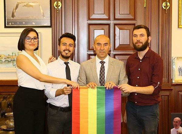 "İzmir’de LGBTİ bireyler için her zaman bir kapı var. Tüm sorunlarını çözmek için daire başkanlığımız var. Biz emirlerindeyiz ve hazırız" şeklinde konuştu.