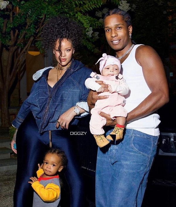 Rihanna ve çekirdek ailesi objektiflere mutlu mesut yakalanmaya başladılar bile.
