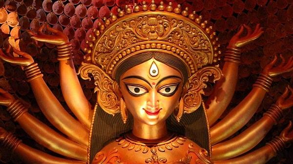 Bebeğin doğduğu yere yakın olan Dholagarh Devi tapınağında birkaç kollu bir tanrıçanın resminin olması, ailenin inancını güçlendirdi.
