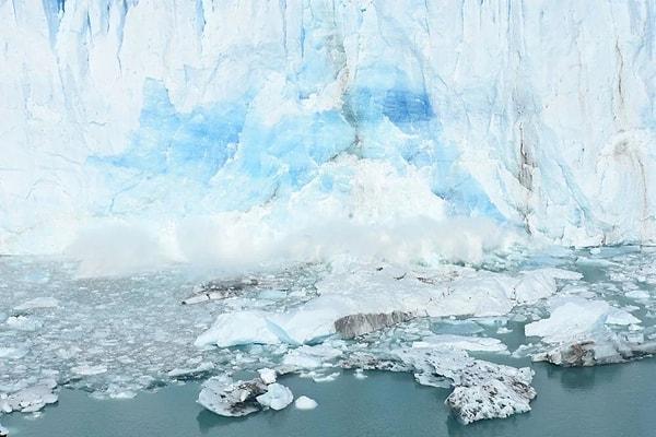 Öte yandan, bilim insanları Antartika bölgesinde yaşanan durumun özellikle kömür ve doğal gaz gibi fosil yakıtların yakılmasıyla oluşan sera gazı etkisinden kaynaklandığını bildirdi.