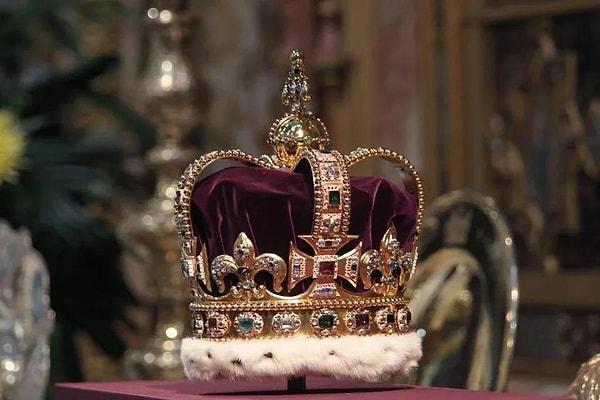 5. Mevcut taç mücevherlerinin çoğu, 1660'larda monarşinin yeniden ortaya çıkmasıyla sonra yapıldılar.