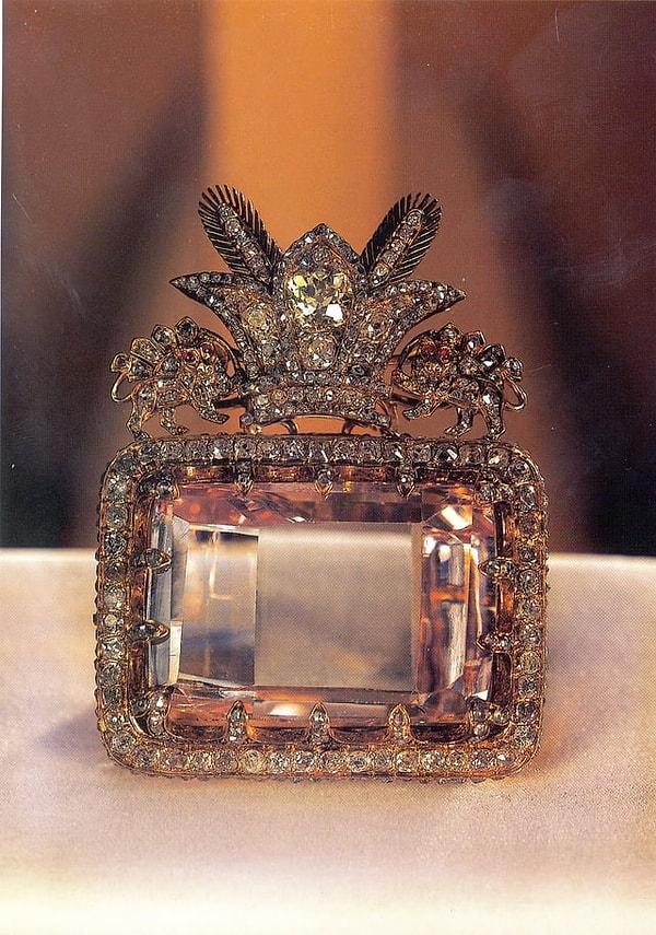9. Kraliyet Mücevherlerinde Koh-i-Noor Elmasının varlığı tartışmalıdır.