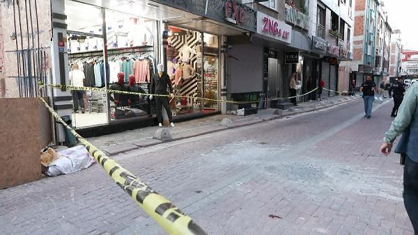 Saldırıda dükkan sahibi Yusuf Yaşar ve yeğeni Nuri Yaşar yaralandı. İhbar üzerine olay yerine polis ve sağlık ekipleri sevk edildi. Yusuf Yaşar ve yeğeni Nuri Yaşar ambulansla hastaneye kaldırıldı.