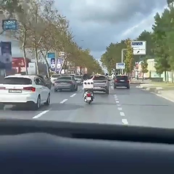 Bu defa İstanbul'da bir motosikletli kurye, ambulansa yol açabilmek için canla başla mücadele ederken görüntülendi.