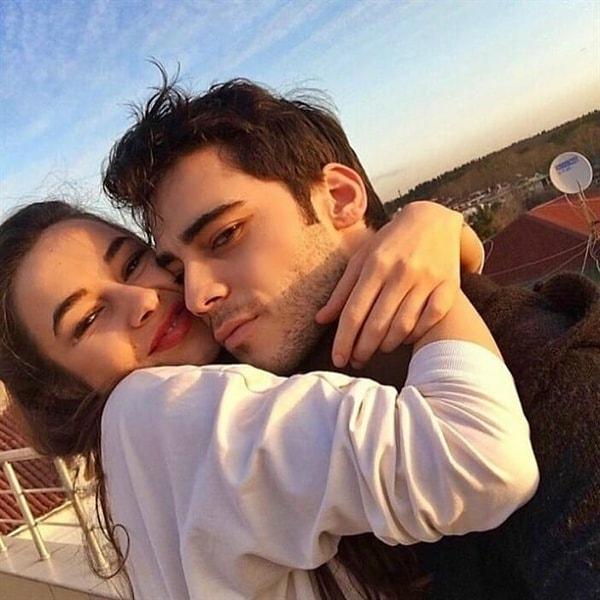 'İstanbullu Gelin' dizisinde tanışıp sevgili olan Berkay Hardal ile Hira Koyuncuoğlu ayrıldıktan sonra güzel oyuncu meslektaşı Berkay Akgül ile yeni bir ilişkiye başlamıştı.