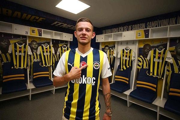 Sebastian Szymanski'yi ise 9 milyon 750 bin euroya kadrosuna dahil eden Fenerbahçe, dönemin en yüksek bonservis ücretlerini ödedi.