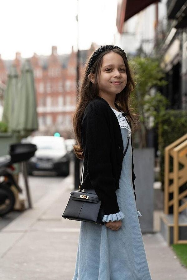 10 yaşındaki küçük fenomen, elbette anne ve babasının işi de baz alındığında günlük yaşamında bile dünyaca ünlü markalardan giyiniyor.