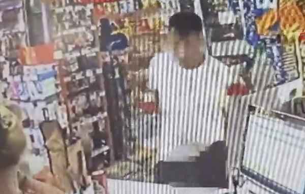 Manavgat'ta 20 Ağustos'ta markete giren bir kişi, dolaptan içecek aldıktan sonra fermuarı açık, cinsel organı dışarıda kadın çalışanın bulunduğu kasaya yöneldi