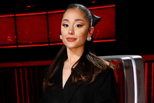 Ariana Grande'nin boşanma kararı almasının arkasındaki sebep ise oyuncu Ethan Slater ile yeni bir ilişkiye başalaması olduğu söylenmişti.