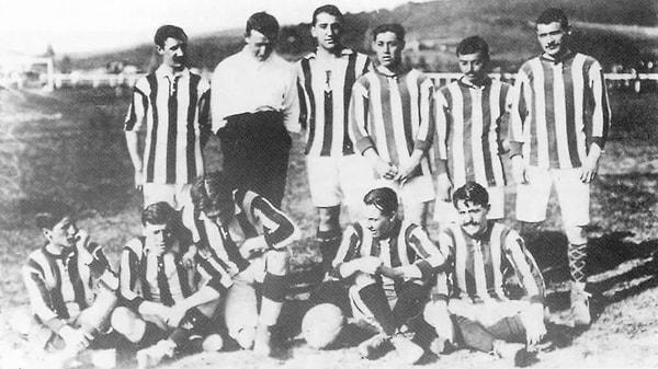 Başlangıçta, Athletic Bilbao'nun kadrosunda İngiliz futbolcular yer alıyordu ancak 1911 yılındaki bir Copa del Rey maçında yabancı futbolcu oynattığı gerekçesiyle takım suçlandı.