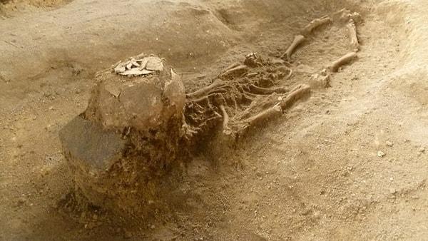 3. Arkeologlar Ekvador'da başka çocukların kafataslarından yapılmış miğferler takan 2 bin yıllık bebek kalıntıları buldu.