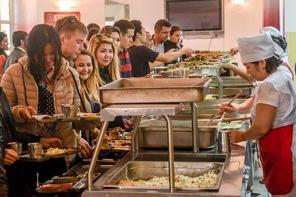 Okulların açılmasıyla birlikte bir türlü çözülemeyen yemekhane konusu yeniden açıldı. Öğrenciler bazı okullarda ortalama bir öğüne ulaşabiliyorken, bazı okullardaki öğrenciler ise o kadar şanslı değil.