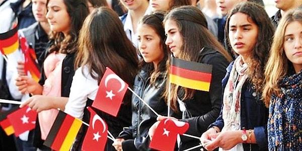 8. Ekonomik nedenlerle yurtdışına gidip orada oturum alamadığı için kaçak yollarla yaşayan Türkler Türkiye'ye geri gönderilmeli mi?