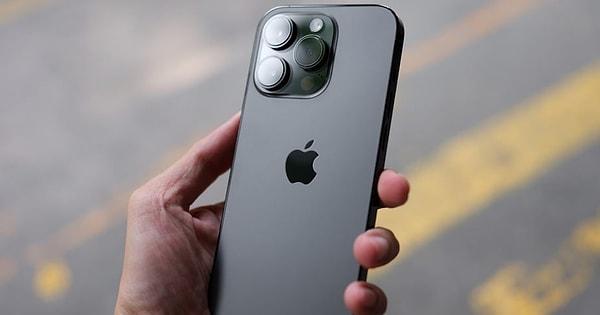 Gelecek yılın modelleri olan iPhone 16 Pro serisinde Apple'ın bu tetraprizma lens sistemini her iki modelde de kullanması bekleniyor.
