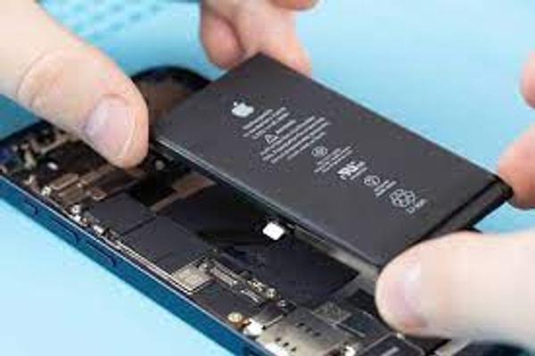 Bilmeyenler için Apple'ın resmi web sitesinde yapılan açıklamalara göre, yeni nesil iPhone'lar yaklaşık 500 şarj döngüsü sonunda batarya kapasitelerinin ancak yüzde 80'ini koruyabiliyor.