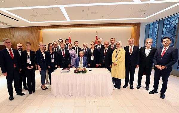 Cumhurbaşkanı Recep Tayyip Erdoğan, 78'inci BM Genel Kurulu'nda katıldıktan sonra New York'taki Türkevi'nde kritik temaslarda bulundu. Erdoğan, New York ziyareti ile ilgili Türkevi'nde gazetecilerin sorularını yanıtladı.