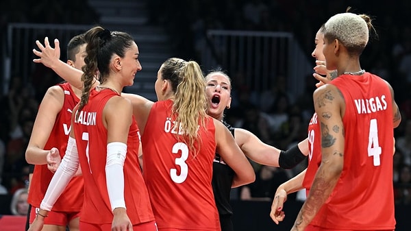 Üçüncü sette ise rahat bir oyun sergileyen A Milli Kadın Voleybol Takımımız, karşılaşmayı da 3-0 kazandı.