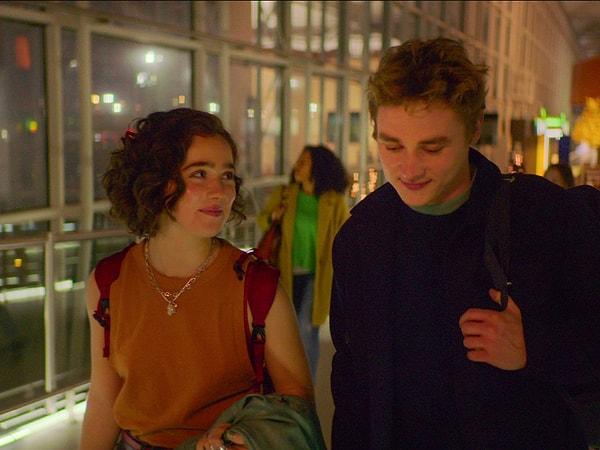 Netflix'in yeni filmi "İlk Bakışta Aşk’ın İstatistiksel Olasılığı", izleyicilerin beğenisini kazanarak birçok olumlu yorum aldı.