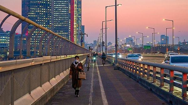 2. Güney Kore'de intihar bölgesi olan Mapo Köprüsü'nün ismi, intihar girişimlerini azaltmak için 2012 yılında Yaşam Köprüsü olarak değiştirilmişti. Ancak beklenen etkinin tersi yaşandı...