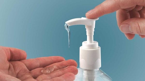 10. Elleriniz yağlıysa ve sabunlu suyla temizlemekte zorlanıyorsanız, sabunun içine bir miktar toz şeker koyup, ellerinizi yıkayın.
