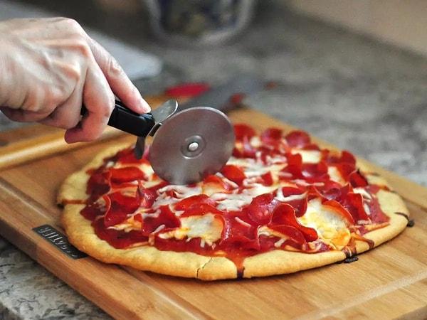 12. Pizza kesiciyi kullanırken ileri geri yuvarlanmayın. Yalnızca tek bir yöne doğru kesin.