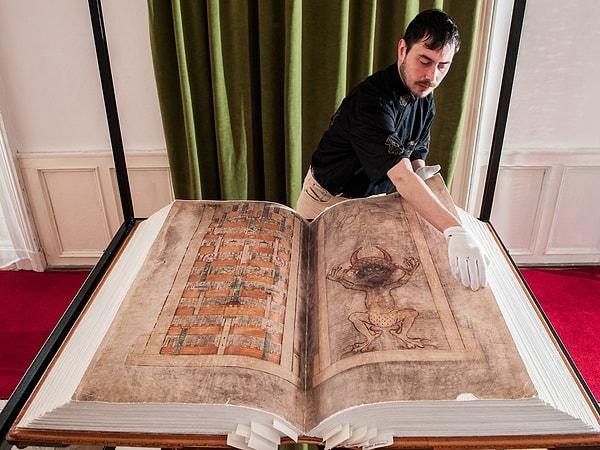 Codex Gigas, "Şeytanın İncili" olarak da adlandırılan ve dünyanın en büyük Orta Çağ el yazması olarak bilinen devasa bir eserdir.