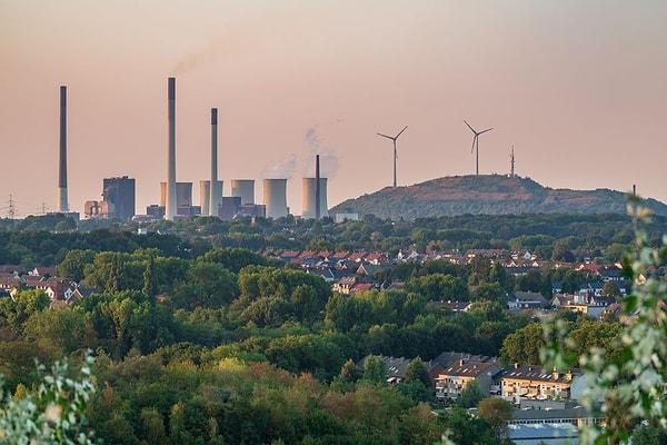 13. Almanya'nın sanayi bölgelerinden olan Ruhr bölgesi, gerçekleştirilen aşırı madencilikten kaynaklı olarak yıllar boyu 30 metre kadar çökmüş durumda!