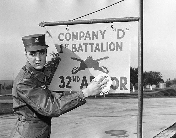 14. Elvis Presley o senelerde çoktan ünlü olmasına rağmen Vietnam Savaşı'na gönderilen askerlerden biriydi.