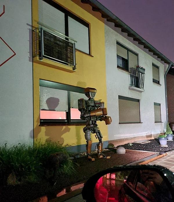 14. Almanya'daki bazı evlerin önündeki gerçek çelik robotlardan biri👇