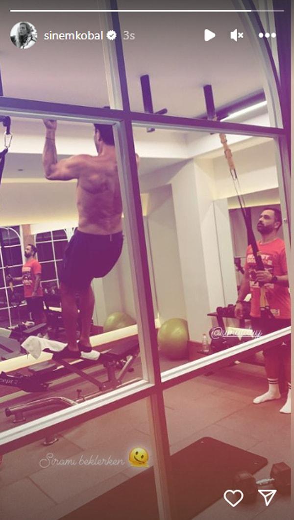 Spor salonunda eşi Kenan İmirzalıoğlu'nun bir pozunu paylaşan Kobal "sıramı bekliyorum" notunu düştü. Paylaşımda Kenan İmirzalıoğlu'nun fit vücudu da oldukça dikkat çekti.