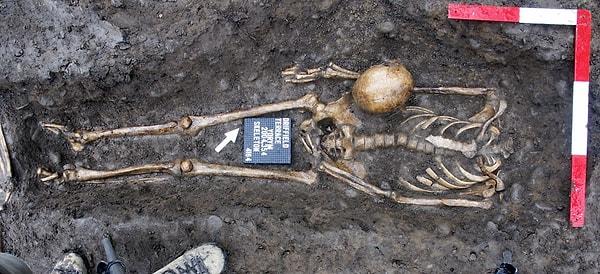 9. İngiltere'de yapılan kazıda bir mezarlıkta kafaları kesilmiş bir şekilde bulunan 80 kişinin gladiator olabilecekleri düşünülüyor.