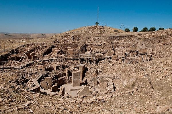 12. 11,000 yıl önce tarih öncesi insanlar tarafından inşa edilip gömülen Göbekli Tepe dünyanın en eski tapınağı olabilir.