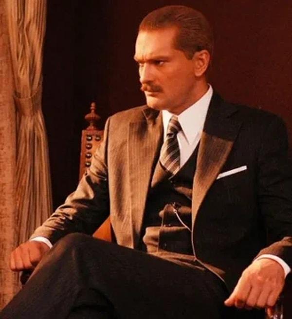 Son Akşam Yemeği filminde Onur Tuna'nın hayat verdiği Mustafa Kemal Atatürk'e ilk bakış.
