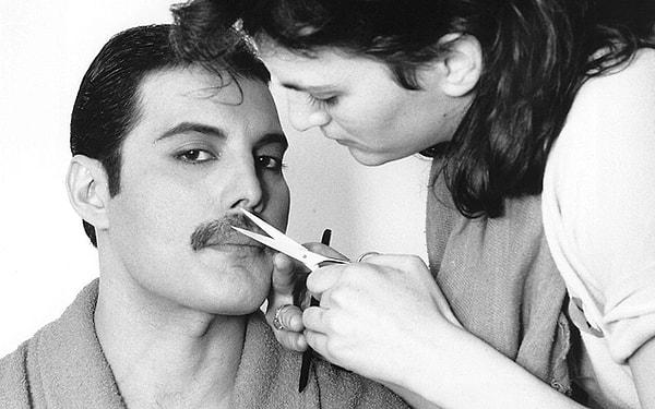 8. Haftanın muhtemelen en tuhaf haberiyle devam edelim: Freddie Mercury'nin bıyık tarağı rekor fiyata alıcı buldu.