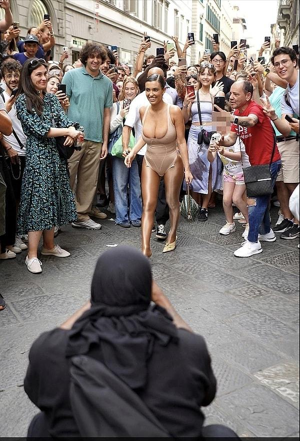 6. Kanye West ve eşi Bianca Censori ise bir garip kıyafetleriyle halkın içine karışıp fotoğraf çektirdi.
