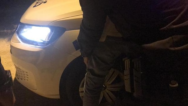 Dün akşam Edirne'de alkol kullanan bir şahıs, yoldan geçen diğer vatandaşlara belindeki silahı göstererek tehditler savurdu.