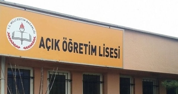 Milli Eğitim Bakanı Yusuf Tekin, açık liselerde bu sene sınavların yüz yüze yapılacağını da sözlerine ekledi.