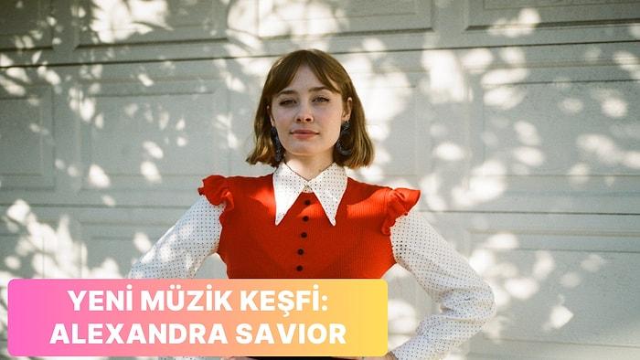 Sesi ile Sizi Büyüleyen Alexandra Savior ve Listenizde Olması Gereken 16 Şarkısı