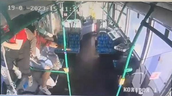 Otobüsün güvenlik kamerasına yansıyan görüntülerde yolcuların savrulduğu, bir annenin de çocuğunun pusetini tutmaya çalıştığı anlar dikkat çekti