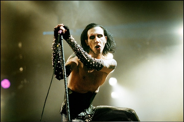Olay, Manson'un konser sırasında Fountain'le tartıştığı ve ardından yüzünü kameraya doğru yaklaştırarak üzerine tükürdüğü şeklinde rapor edildi.