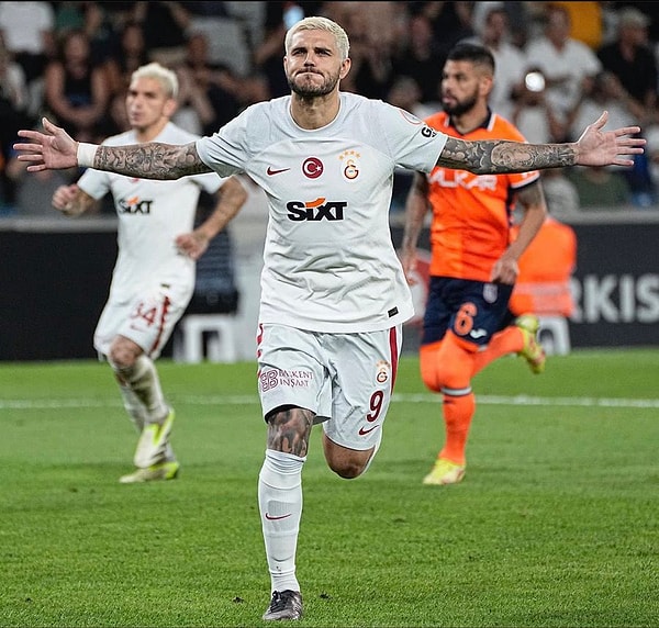 Galatasaray'ın Kerem Aktürkoğlu'nun ceza alanında yerde kalmasının ardından kazandığı penaltı için topun başına geçen Mauro Icardi ağları havalandırarak skoru 2-0 yaptı.
