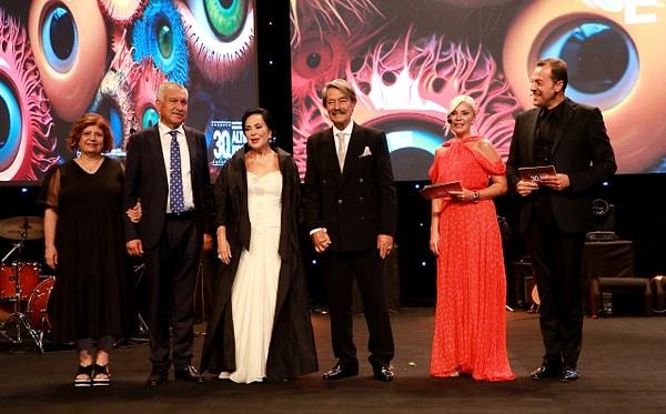 Türk sinemasının iki büyük ismi Türkan Şoray ve Kadir İnanır, Cumhuriyet'in 100. yıl dönümü dolayısıyla 'Sinemamızın Yüzü Özel Ödülü' ile onurlandırıldı.