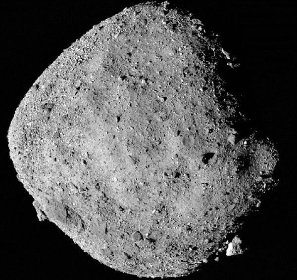 Bennu, 510 metre uzunluğunda ve Güneş Sistemi’nin erken dönemlerine dair bilgiler taşıyan bir asteroittir.