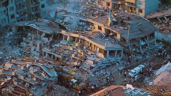 Geçmiş tarihlerde benzer depremler yaşandığına dikkat çeken Ersoy şu ifadeleri kullandı: "Marmara Denizi’nde iki gerilimin olduğu ara mutlaka birleşecek. Mutlaka birleşecek ve 7'den büyük bir deprem verecek.