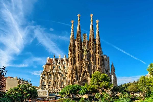 La Sagrada Família, an unfinished basilica designed by Antoni Gaudí, is found in this European nation.
