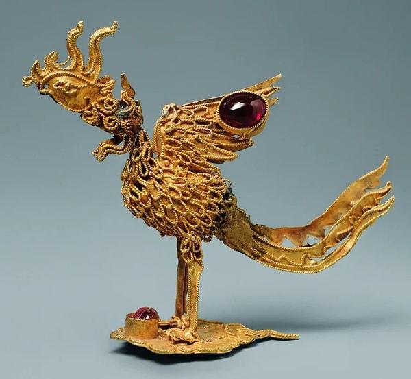 15. Çin devlet memuru Pen Ze'nin mezarında bulunan 1530 yılından kalma altın Anka kuşu şeklindeki süs.