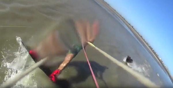 Uçurtma sörfü yaptığı anları kaydeden adam, denizde bir pitbull tarafından saldırıya uğradığı anları da kaydetti.