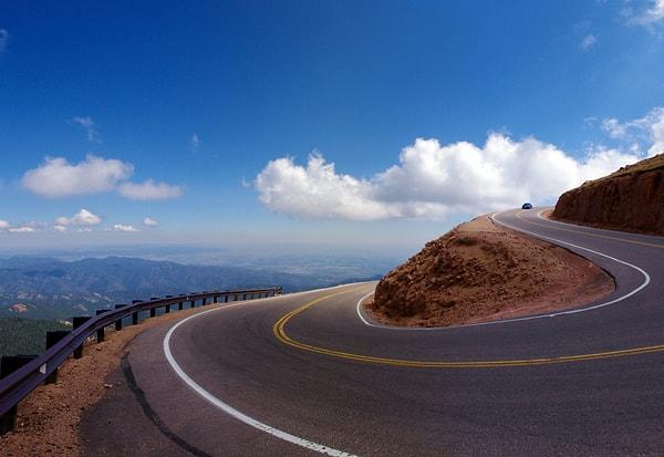 10. "Pikes Peak International Hill Climb" yarışı hangi tür otomobillerin dağ tırmanışı yarışına katıldığı ünlü bir yarıştır?