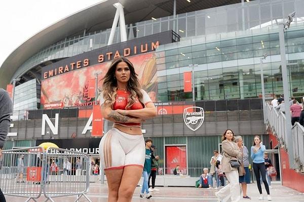 Büyük bir Arsenal hayranı olan Arabella Mia isimli bir kadın, sevdiği takımı desteklemek için yaptığı şeyle milyonların ağzını açık bıraktı.
