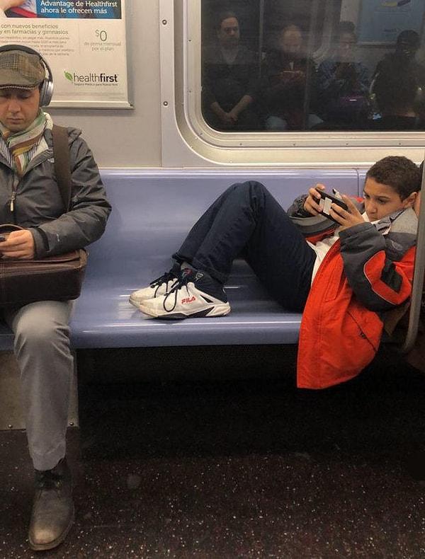 7. "Metroda ya da otobüste bacaklarını açarak oturan insanlarla mutlaka karşılamışsınızdır. Geçenlerde bindiğim bir metroda bir genç yan oturup ayaklarını uzatarak oyun oynuyordu."
